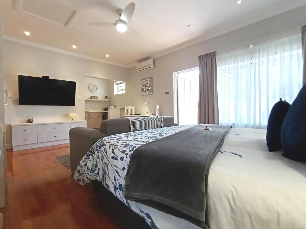 On The Bay Bed & Breakfast Port Elizabeth Exterior photo
